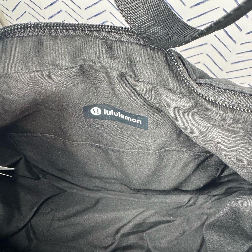 NWT Lululemon Inspired Black Shoulder bag 4L o/s - Picture 4 of 5